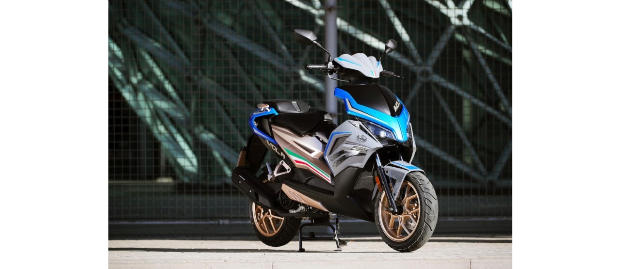 <div class='descrGalleryTitle'>F.B. Mondial Imola 125 - 2.390 euro</div><div class='descrGalleryText'><p>L' <b><a href="https://www.dueruote.it/listino/f-b-mondial/imola-125/">F.B. Mondial Imola 125</a> </b>è uno scooter dal look sportivo. Monta un motore monocilindrico 4 tempi SOHC con 4 valvole, da 124,6 cc, raffreddato ad aria e alimentato a iniezione elettronica. La potenza massima è di 10,5 kW (circa 14,3 CV) a 9750 giri/min, con una coppia di 10,5 Nm a 8000 giri/min. Ha trasmissione automatica CVT e serbatoio da 4,6 litri. L’avviamento è elettrico e l’omologazione Euro 5. La velocità massima dichiarata è di 95 km/h.​ Le dimensioni sono 1880 mm di lunghezza, 685 mm di larghezza, altezza sella di 770 mm e interasse di 1340 mm. Il peso in ordine di marcia è di 121 kg. Monta pneumatici 120/60-13 davanti e 130/60-13 dietro, con freni a disco su entrambe le ruote ma senza ABS. La ciclistica prevede una forcella telescopica anteriore e un monoammortizzatore posteriore.</p>
</div>